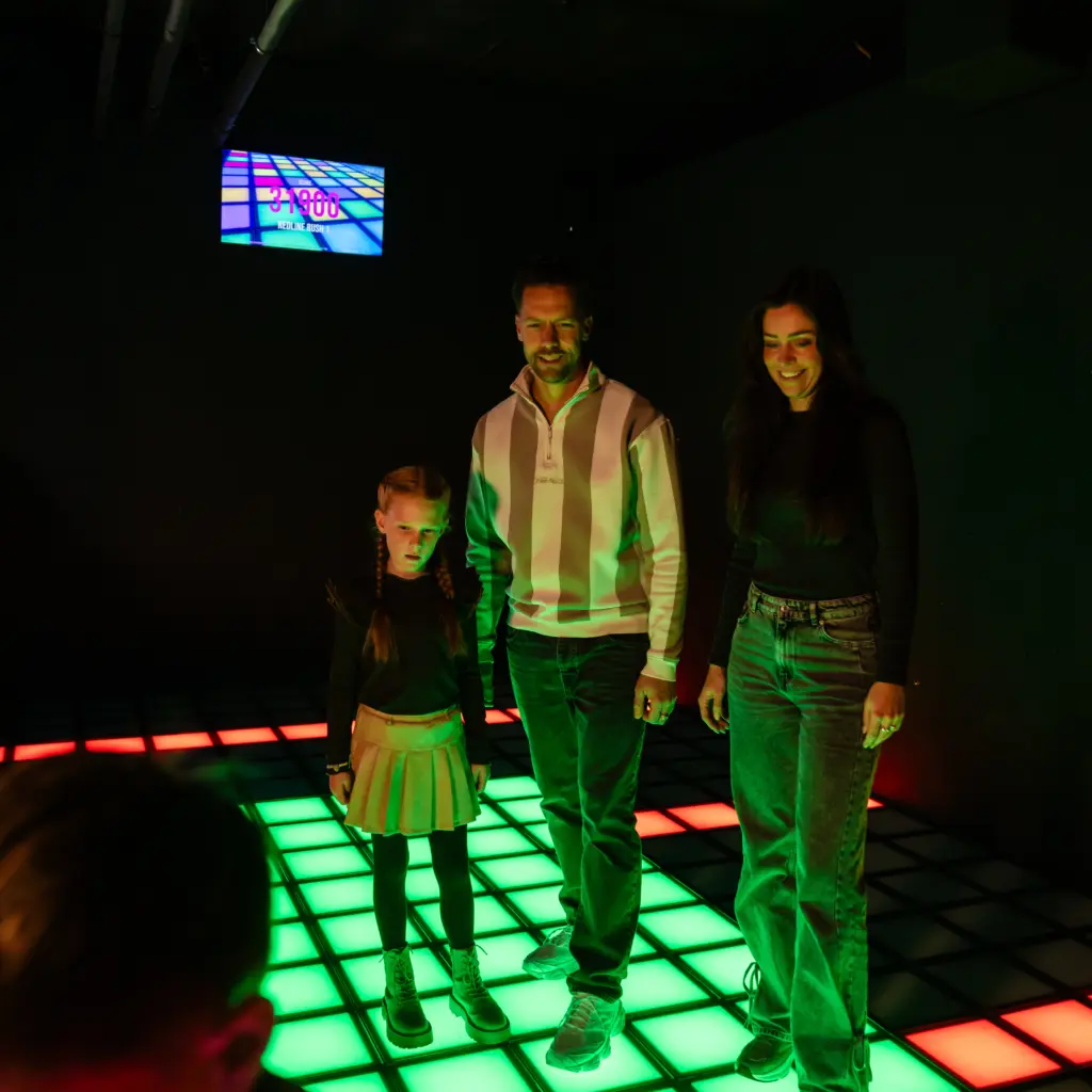 Kinderen spelen op de interactieve Pixel Floor van Pixel Play in Leisuredome Kerkrade